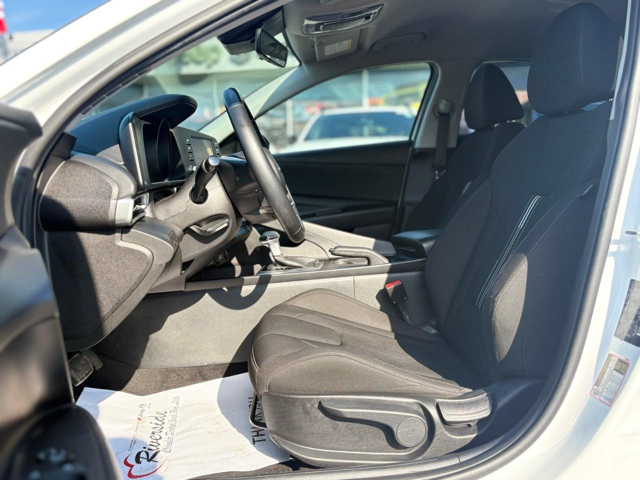 2022 Hyundai Elantra Preferred IVT Photo