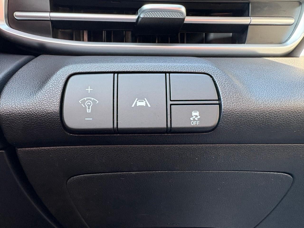 2022 Hyundai Elantra Preferred IVT Photo