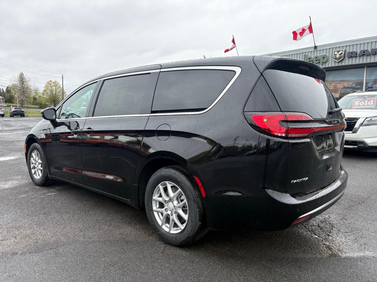 2027 Chrysler Pacifica Select FWD Photo