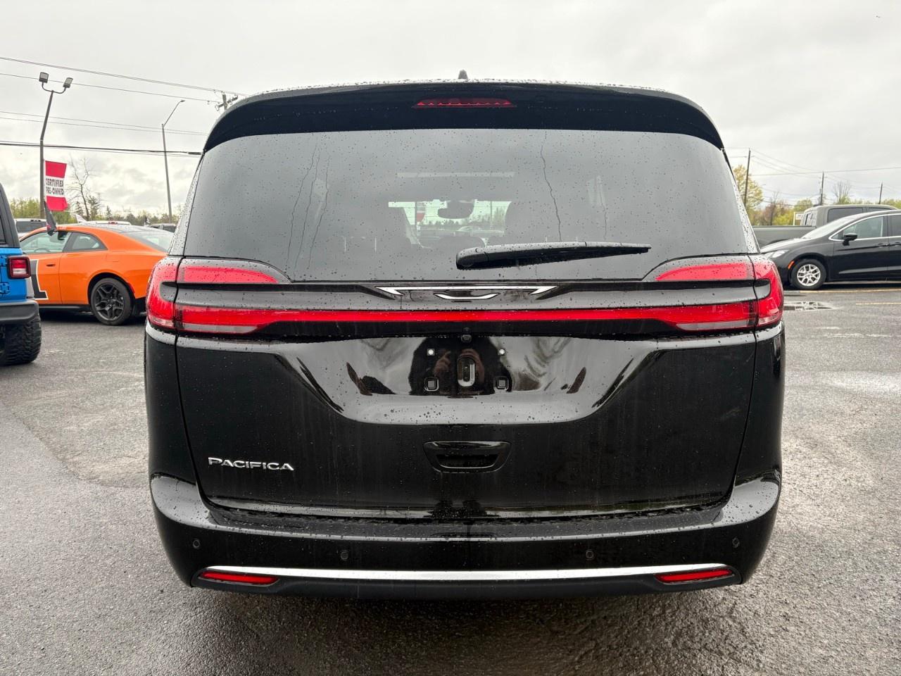 2027 Chrysler Pacifica Select FWD Photo