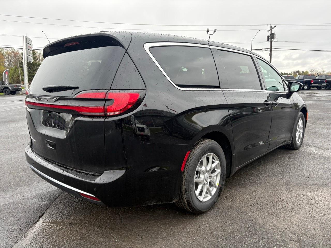 2027 Chrysler Pacifica Select FWD Photo
