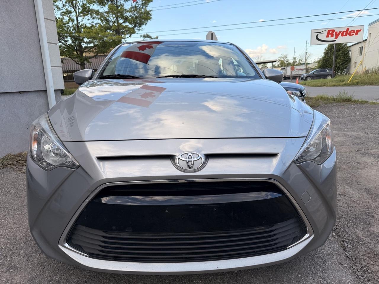 2016 Toyota Yaris LE Photo5