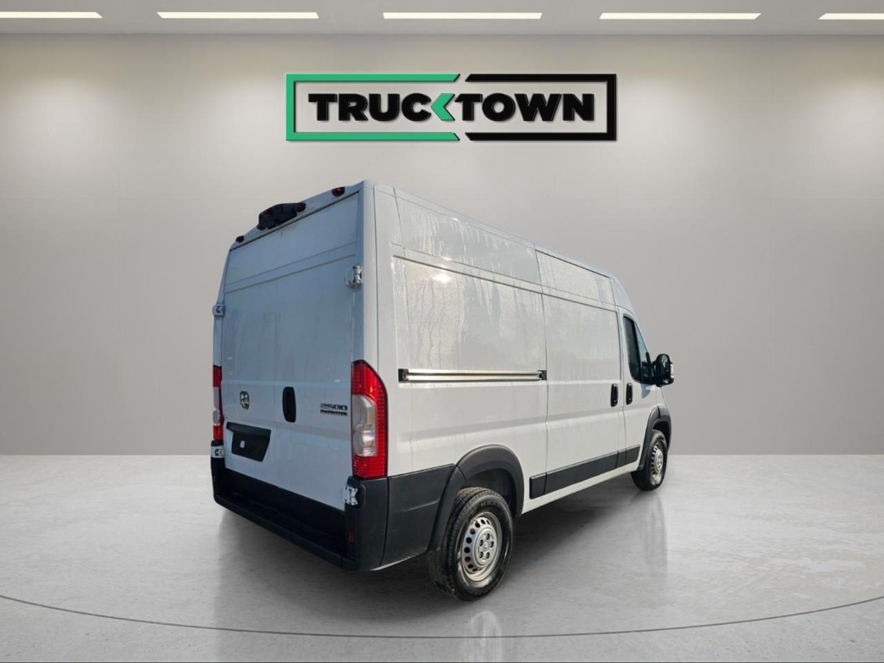 2025 RAM ProMaster 2500 High Roof Cargo Van 136 in. WB Photo4