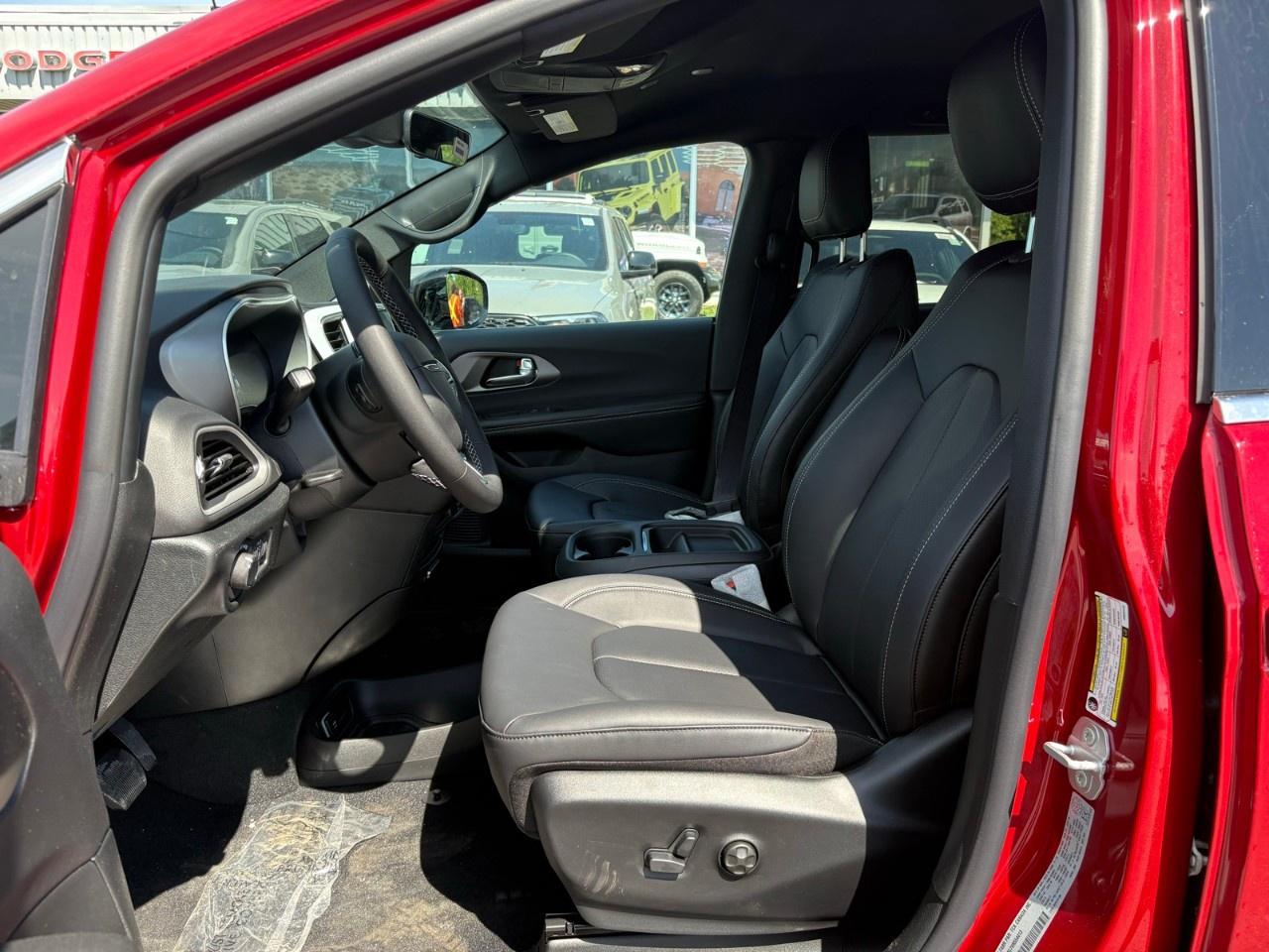 2027 Chrysler Grand Caravan SXT 2WD Photo