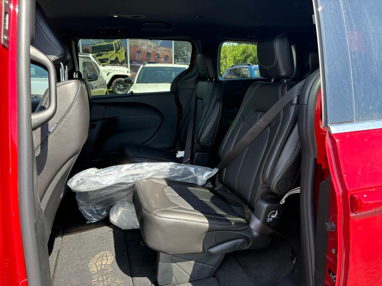 2027 Chrysler Grand Caravan SXT 2WD Photo