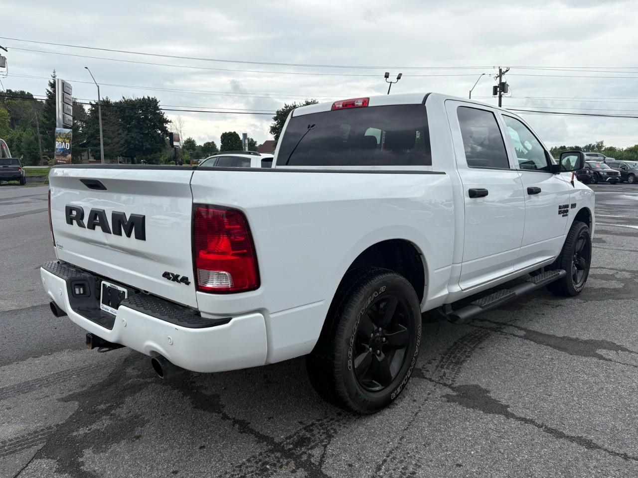 2023 RAM 1500 Classic EXPRESS 4X4 CREW CAB 5'7" BOX Photo