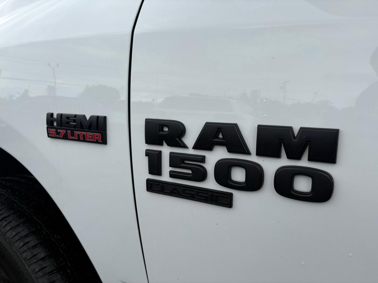 2023 RAM 1500 Classic EXPRESS 4X4 CREW CAB 5'7" BOX Photo