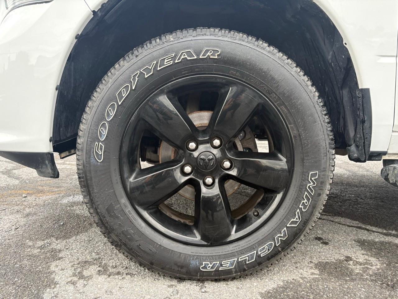 2023 RAM 1500 Classic EXPRESS 4X4 CREW CAB 5'7" BOX Photo