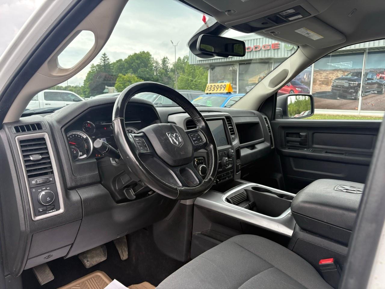 2023 RAM 1500 Classic EXPRESS 4X4 CREW CAB 5'7" BOX Photo