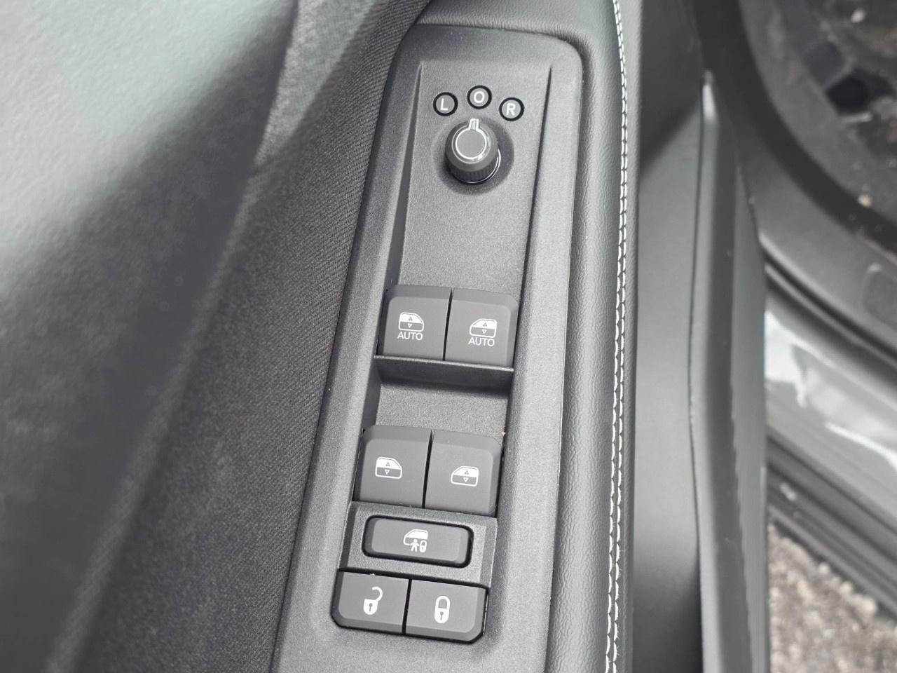 2026 Jeep Cherokee LAREDO 4x4 Photo