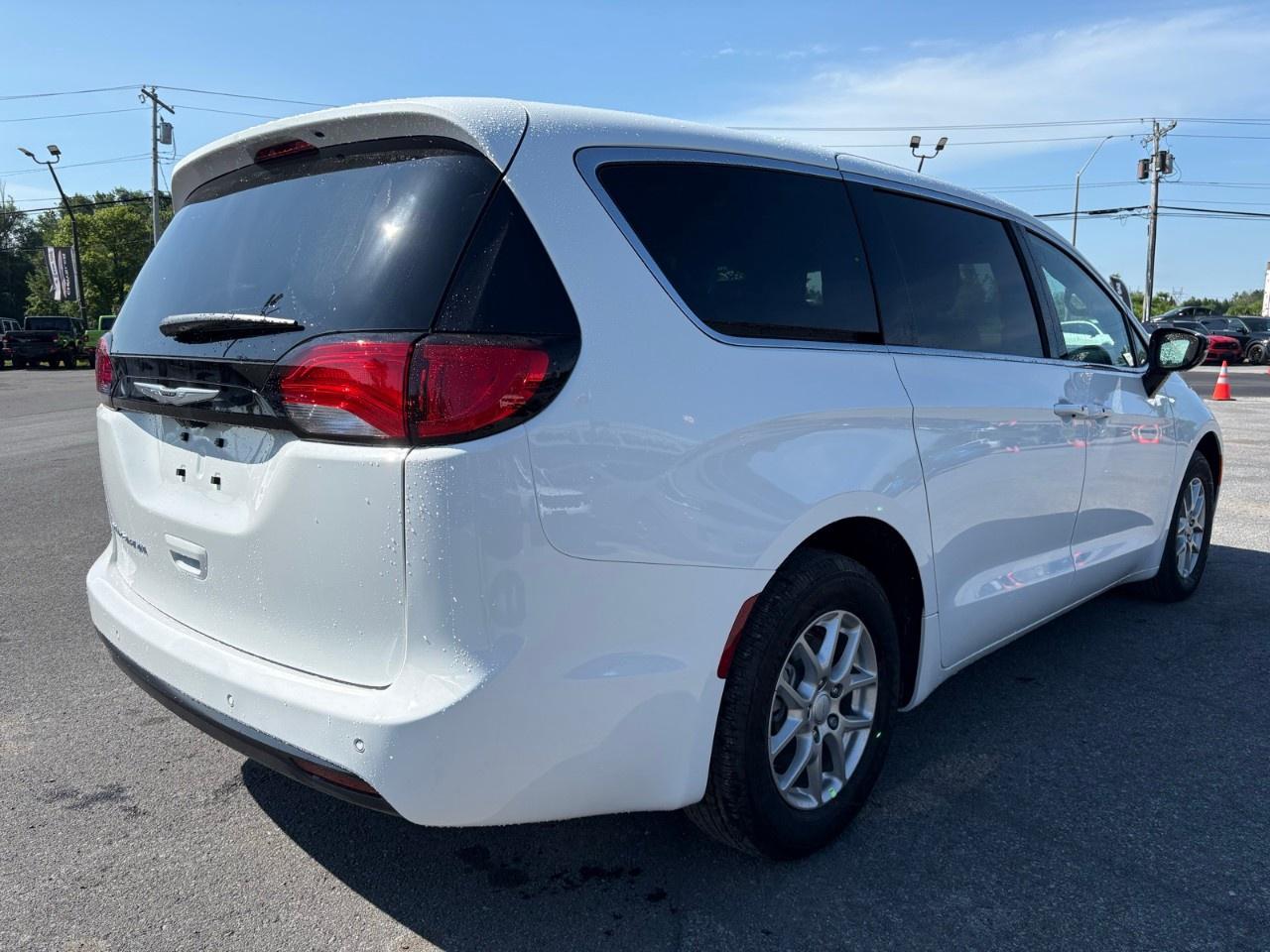 2027 Chrysler Grand Caravan SXT 2WD Photo