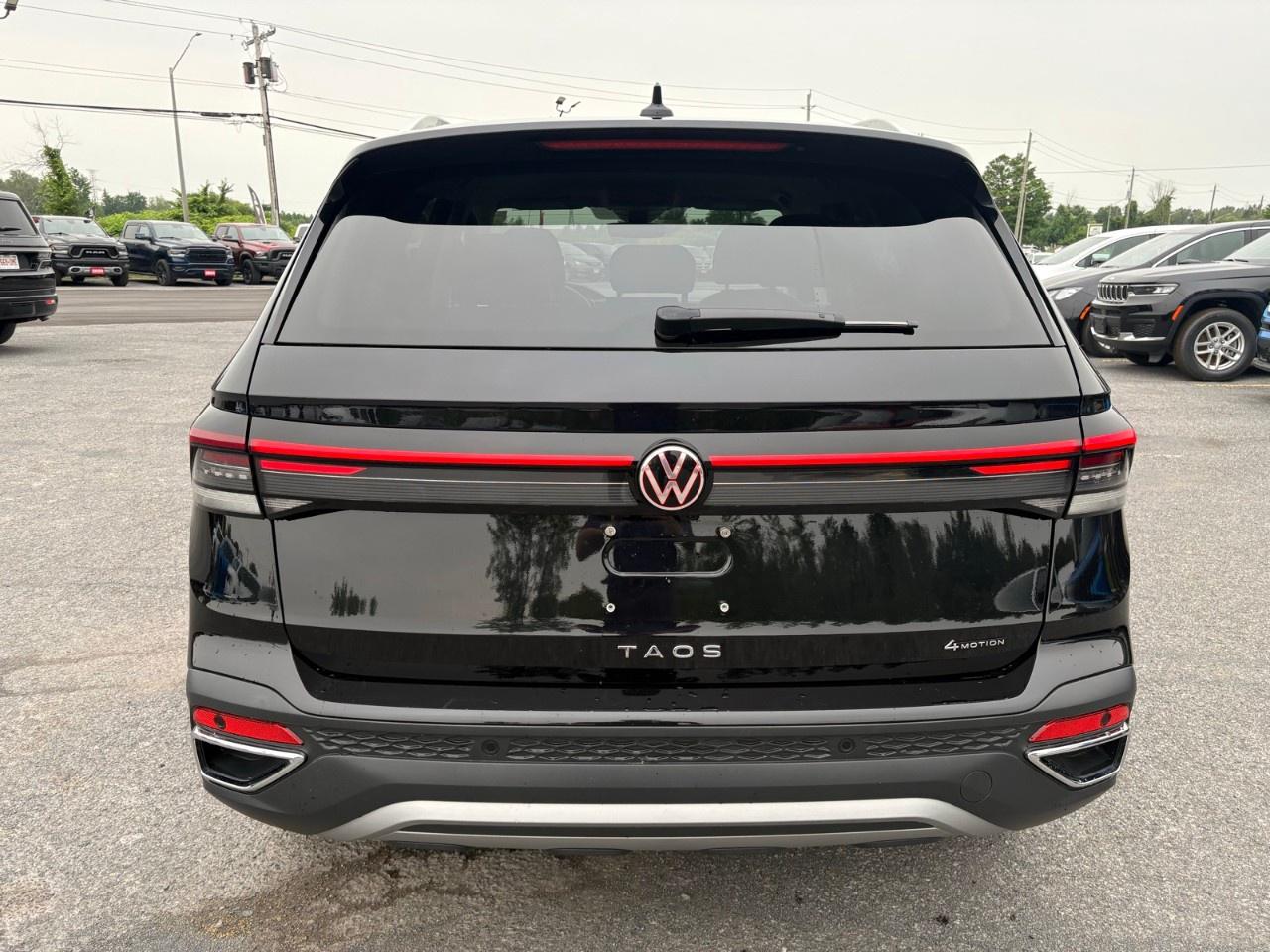 2025 Volkswagen Taos Comfortline 4Motion Photo