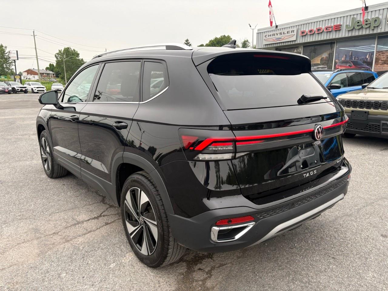 2025 Volkswagen Taos Comfortline 4Motion Photo2