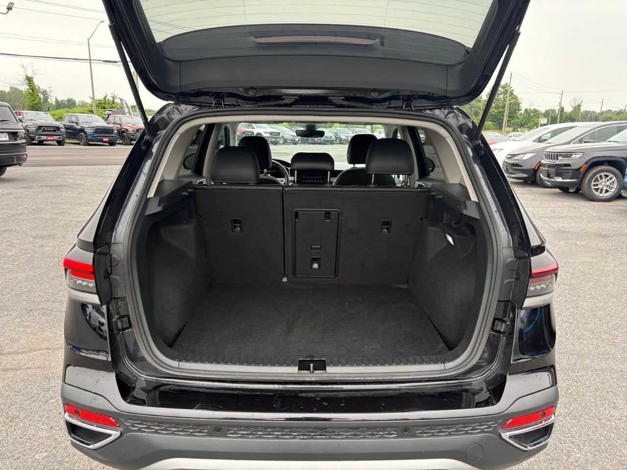2025 Volkswagen Taos Comfortline 4Motion Photo
