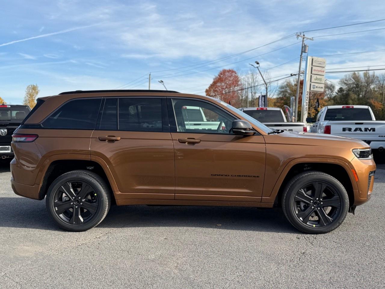 2027 Jeep Grand Cherokee Laredo Altitude 4x4 Photo
