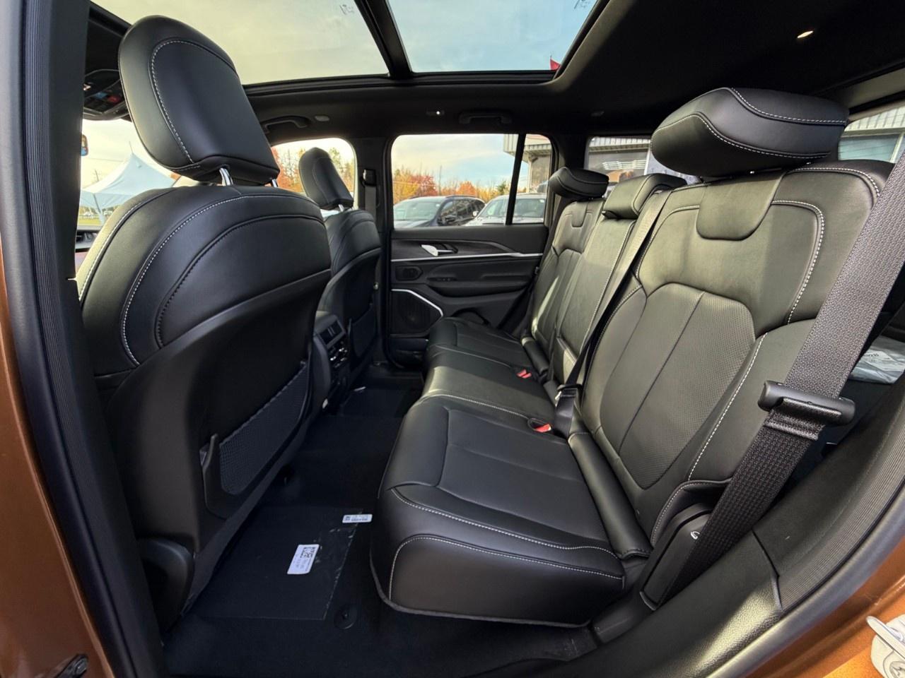 2027 Jeep Grand Cherokee Laredo Altitude 4x4 Photo