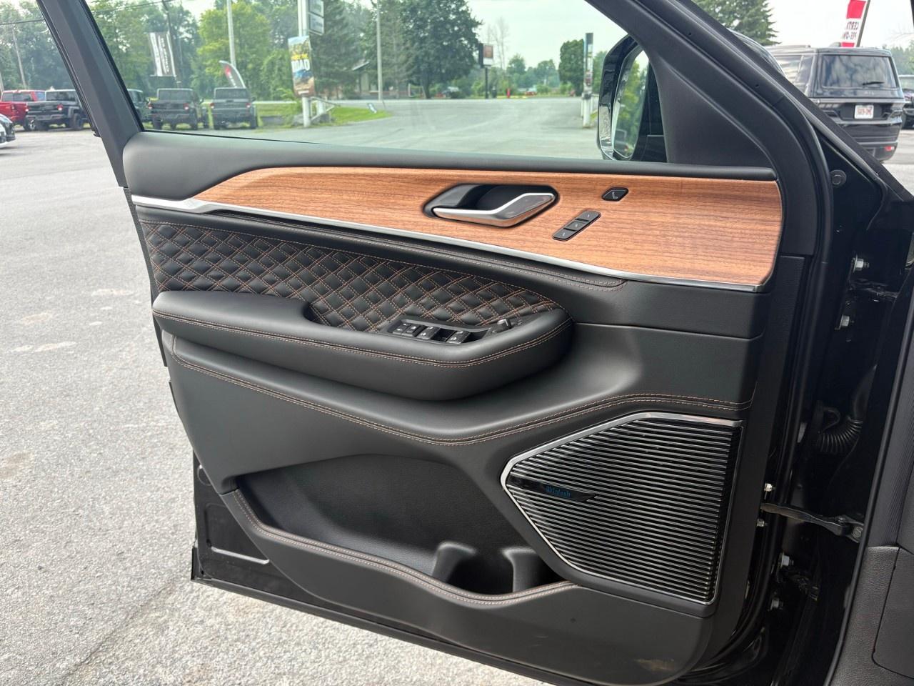 2026 Jeep Grand Cherokee Summit 4x4 Photo