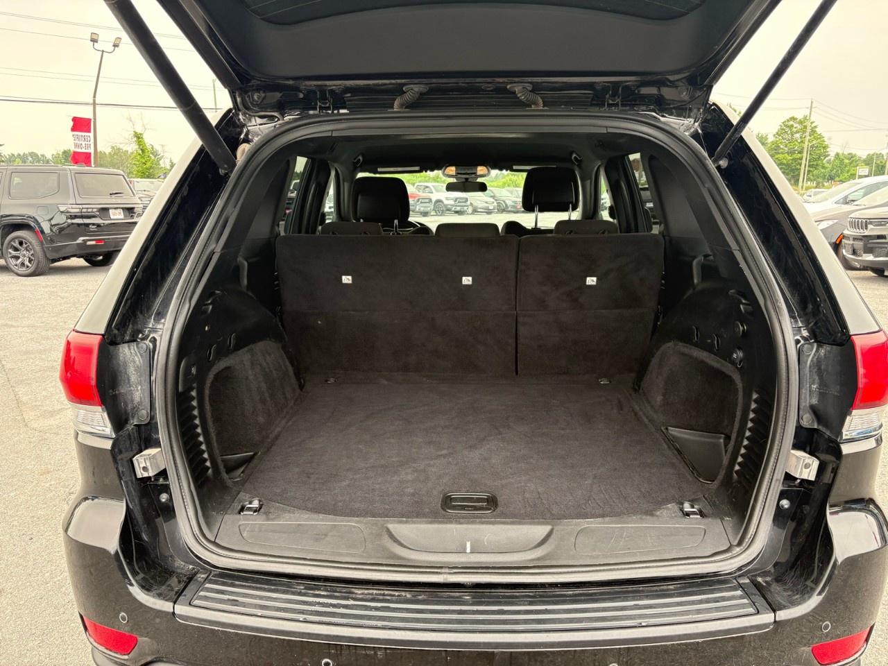 2021 Jeep Grand Cherokee LAREDO 4x4 Photo
