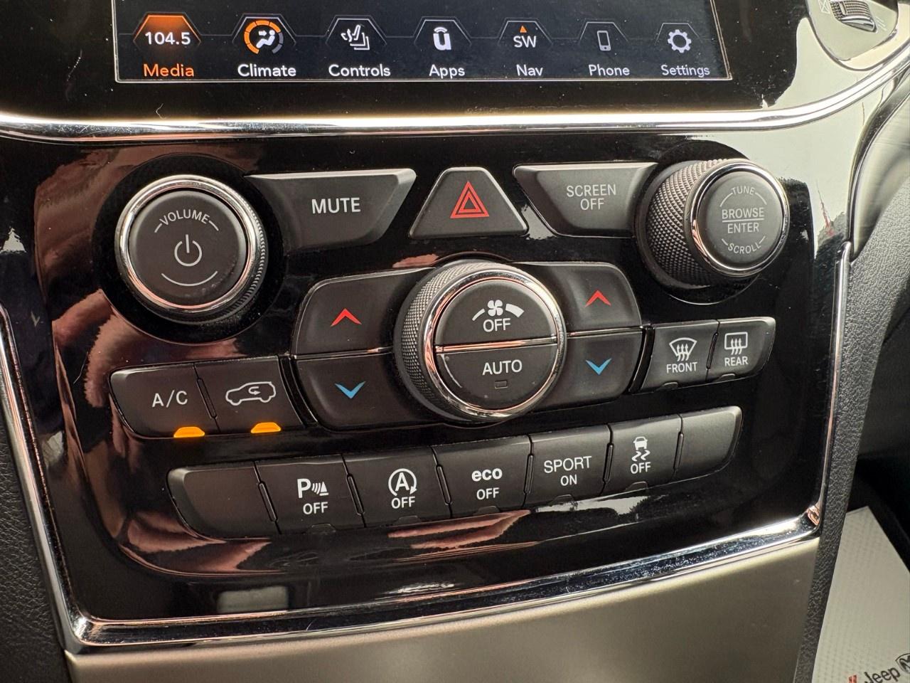 2021 Jeep Grand Cherokee LAREDO 4x4 Photo
