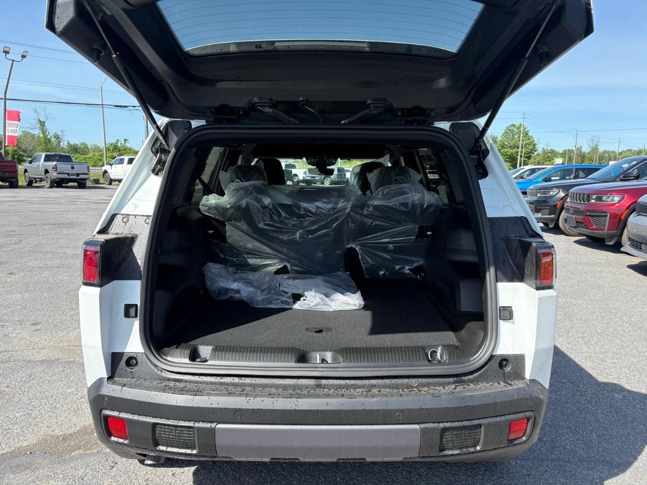 2026 Jeep Cherokee LAREDO 4x4 Photo