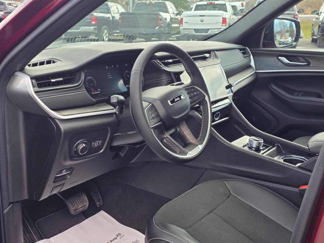 2026 Jeep Grand Cherokee ALTITUDE 4X4 Photo