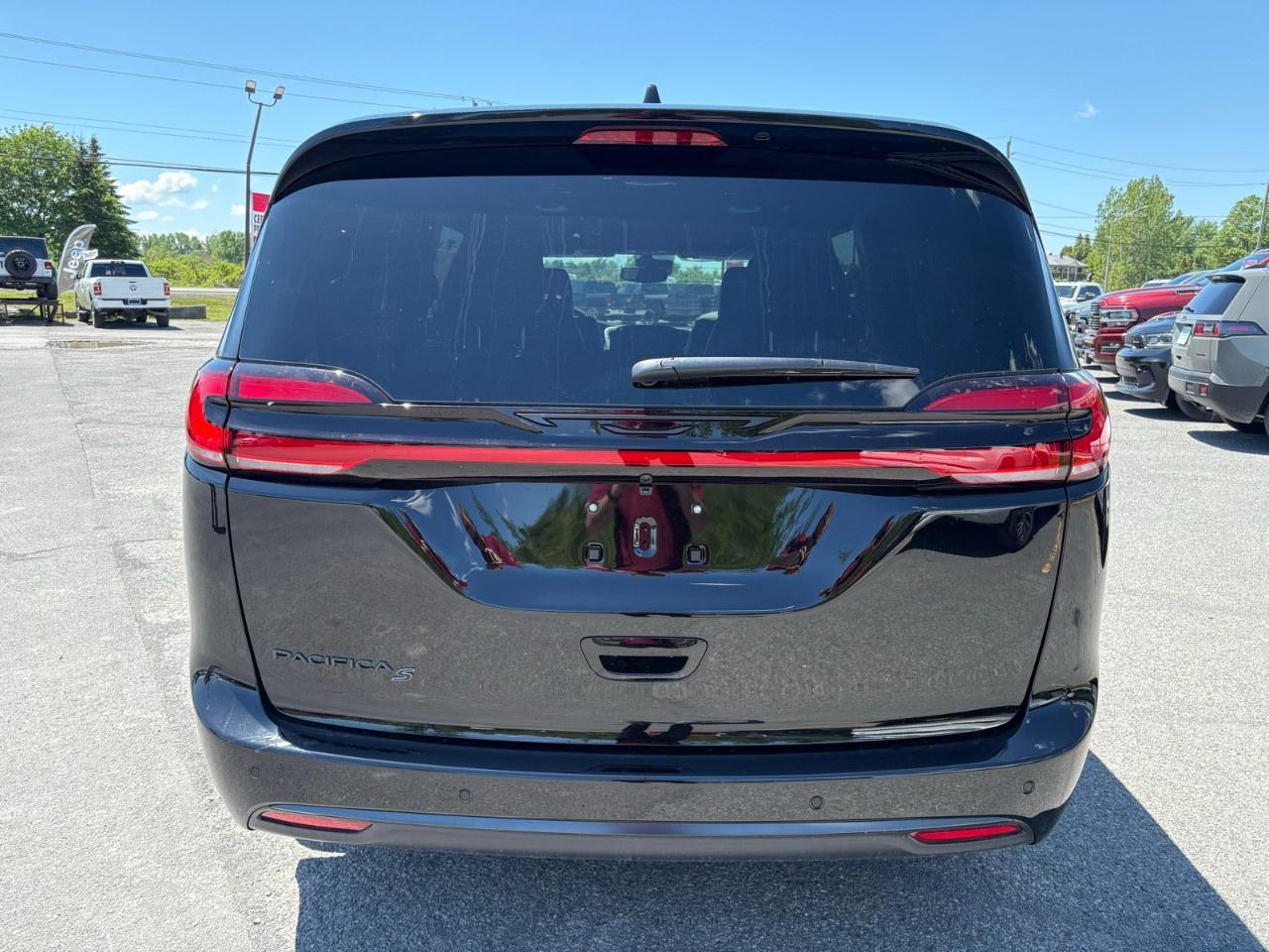 2027 Chrysler Pacifica Select FWD Photo