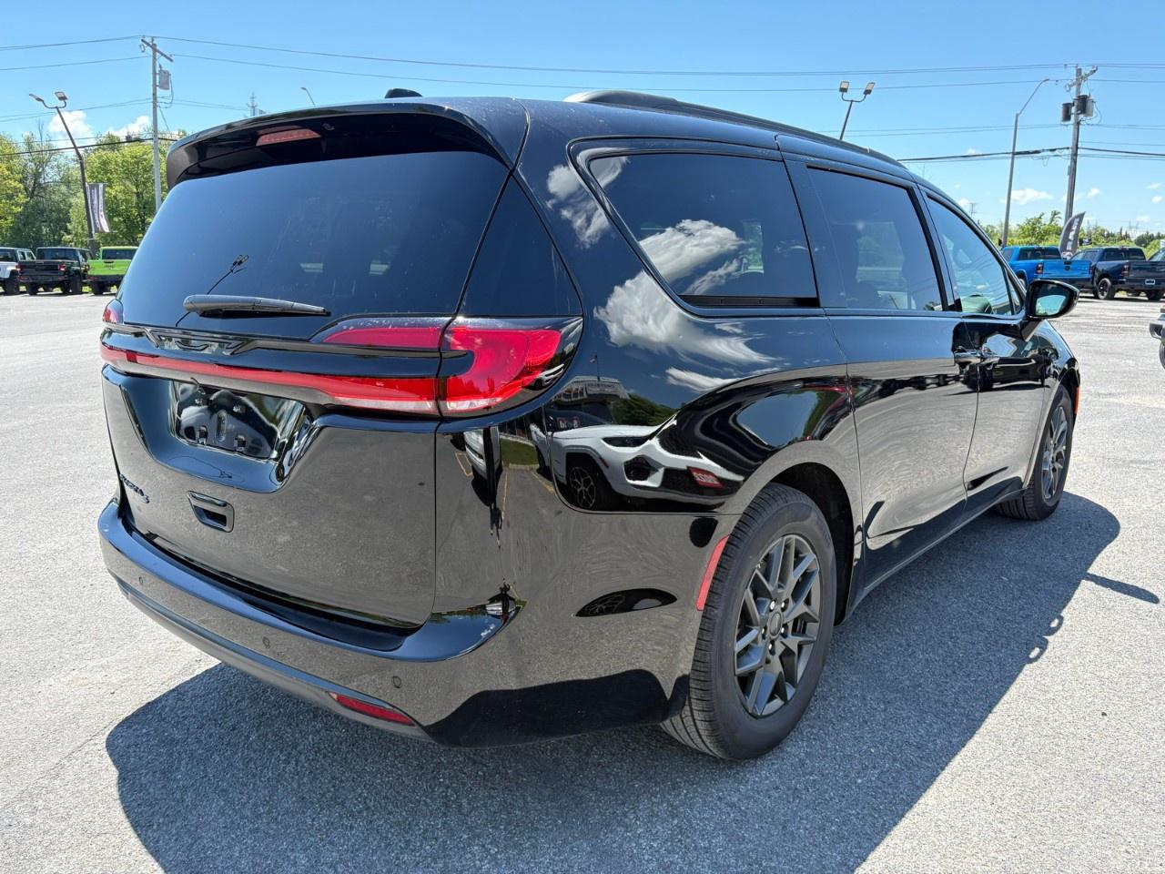 2027 Chrysler Pacifica Select FWD Photo4