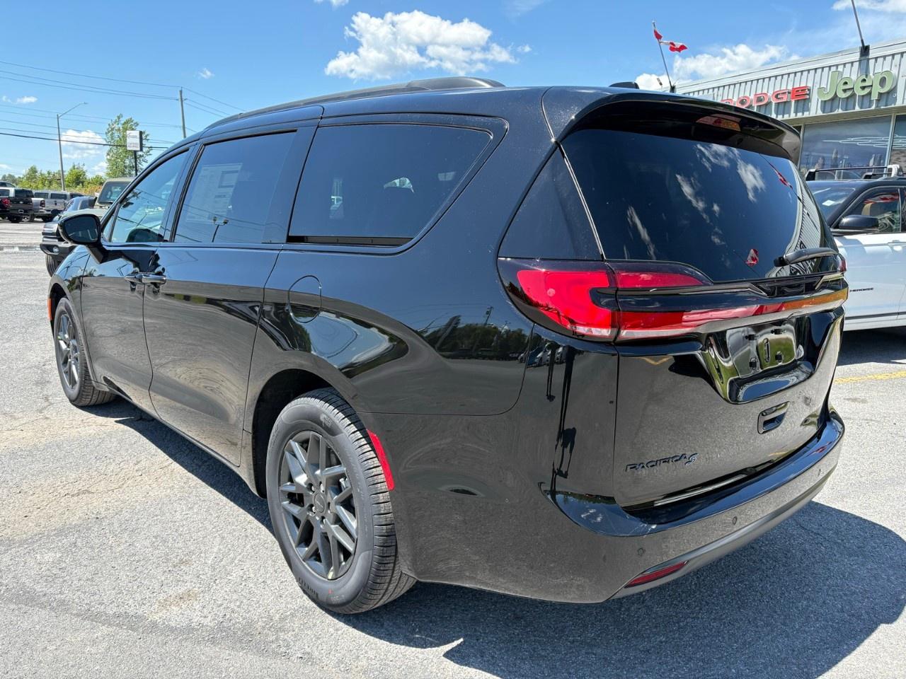 2027 Chrysler Pacifica Select FWD Photo2