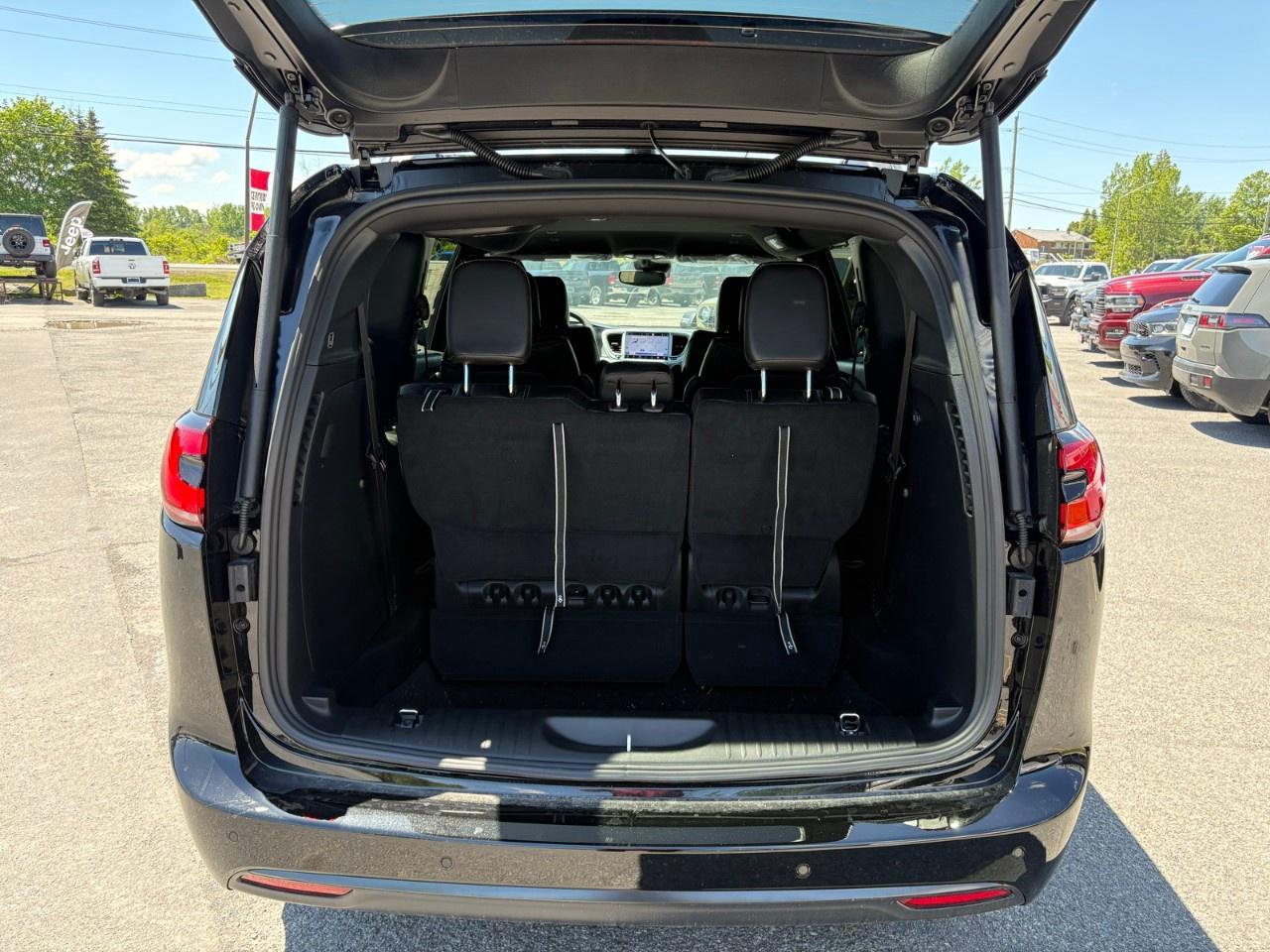 2027 Chrysler Pacifica Select FWD Photo