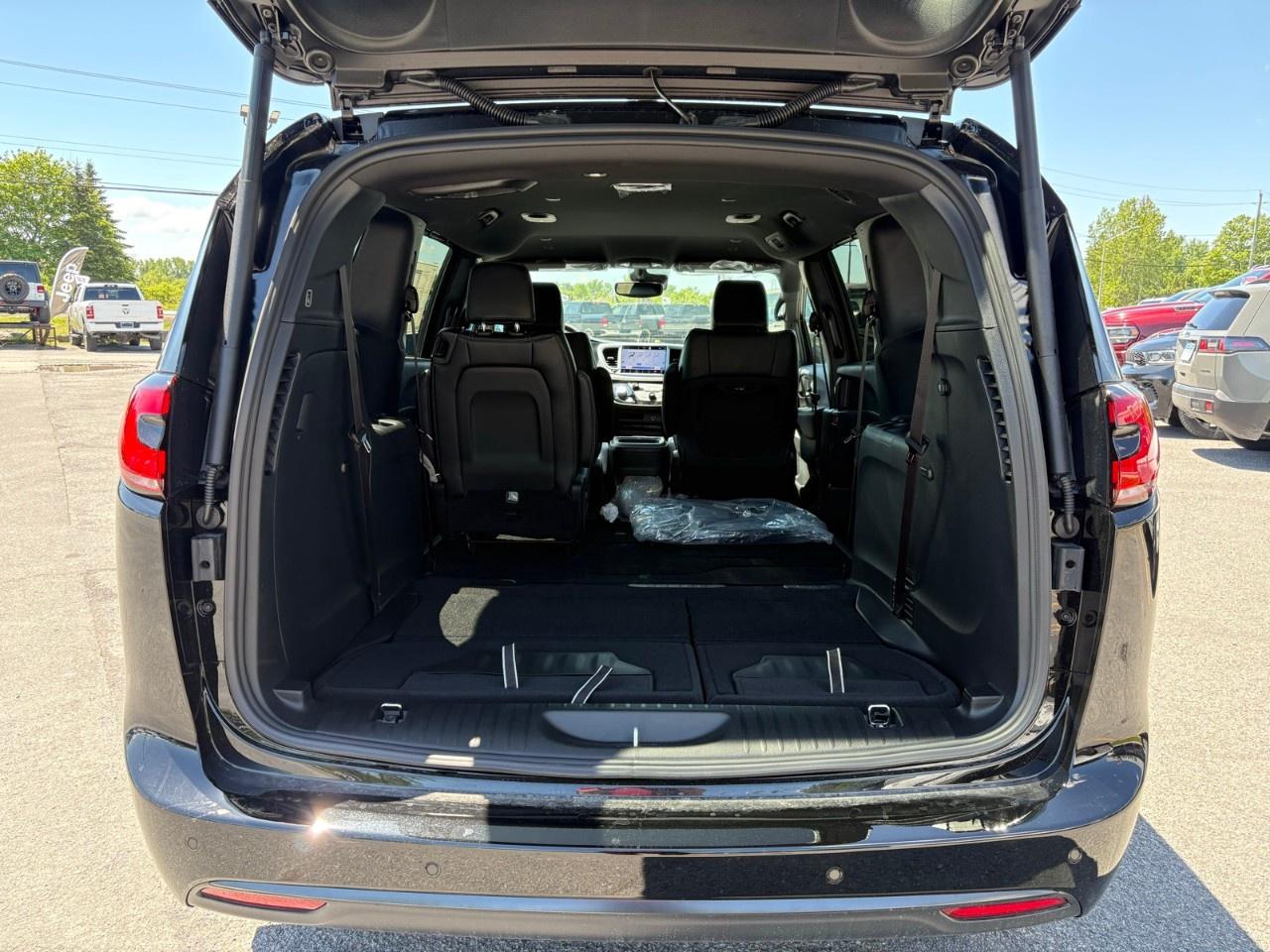 2027 Chrysler Pacifica Select FWD Photo
