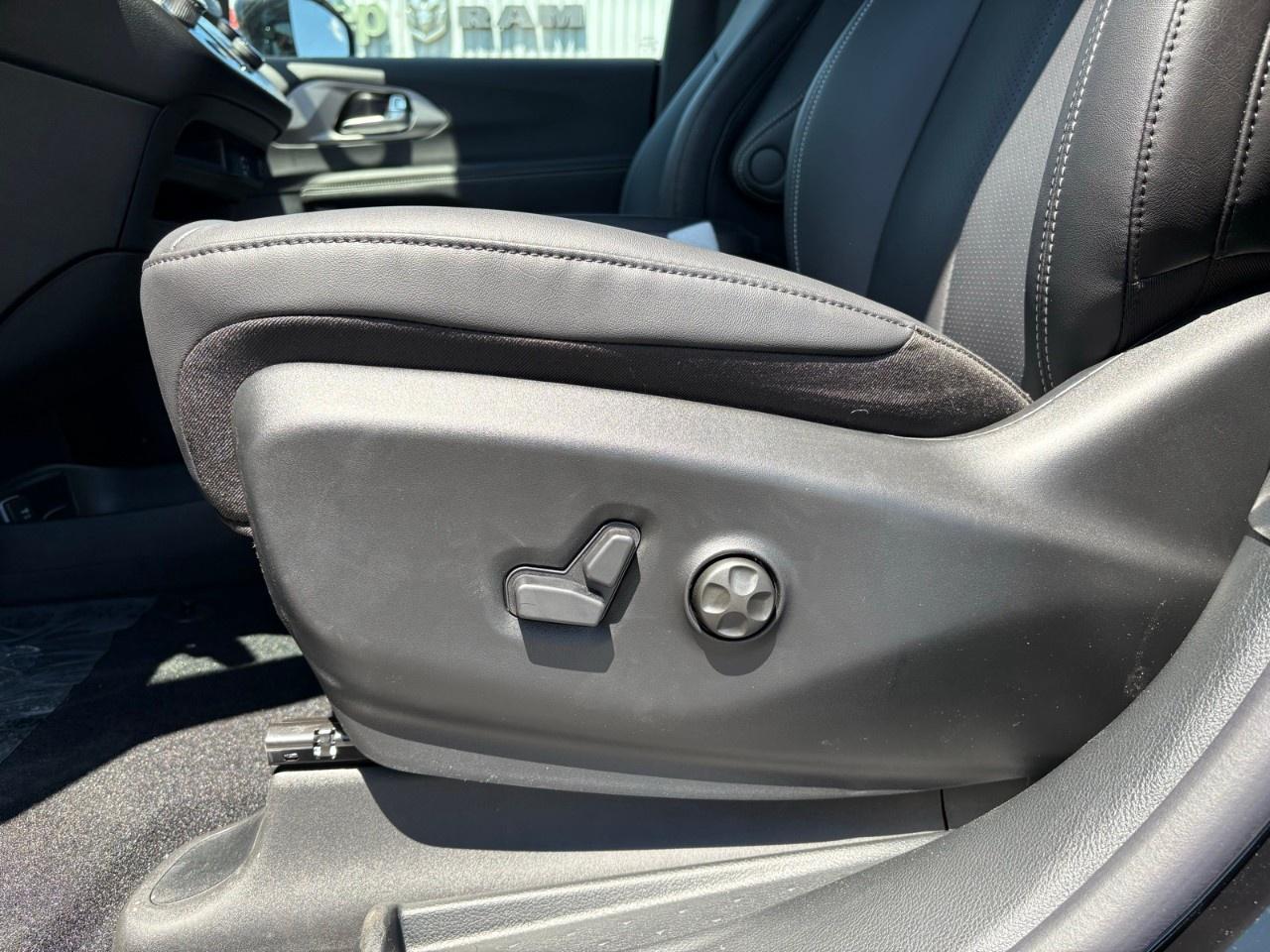 2027 Chrysler Pacifica Select FWD Photo