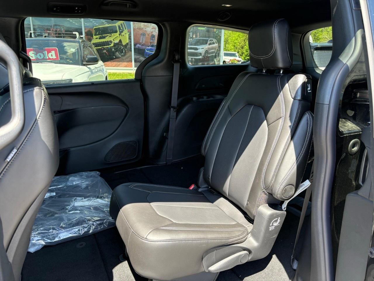2027 Chrysler Pacifica Select FWD Photo