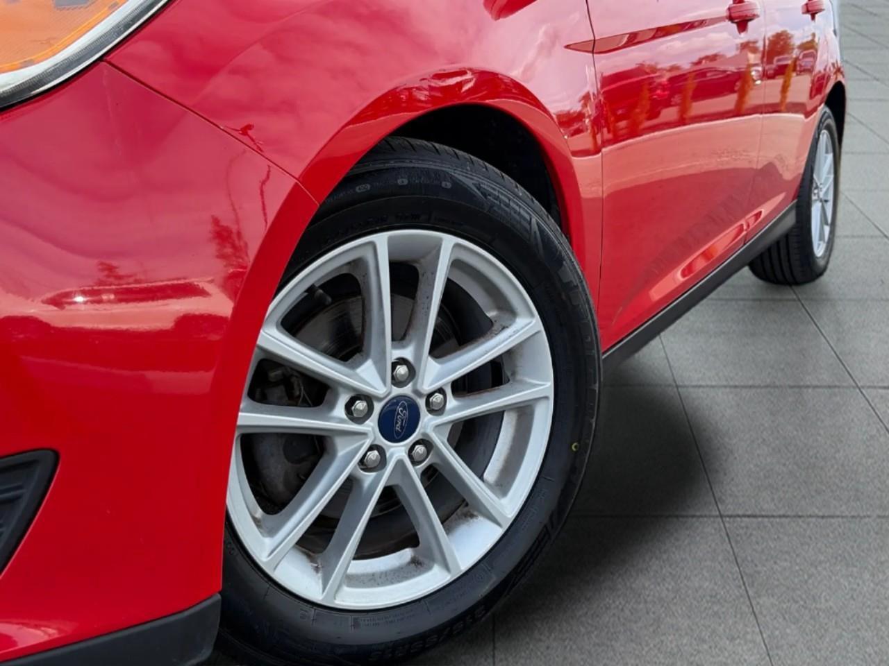 2017 Ford Focus SE 4dr Hatchback Photo5