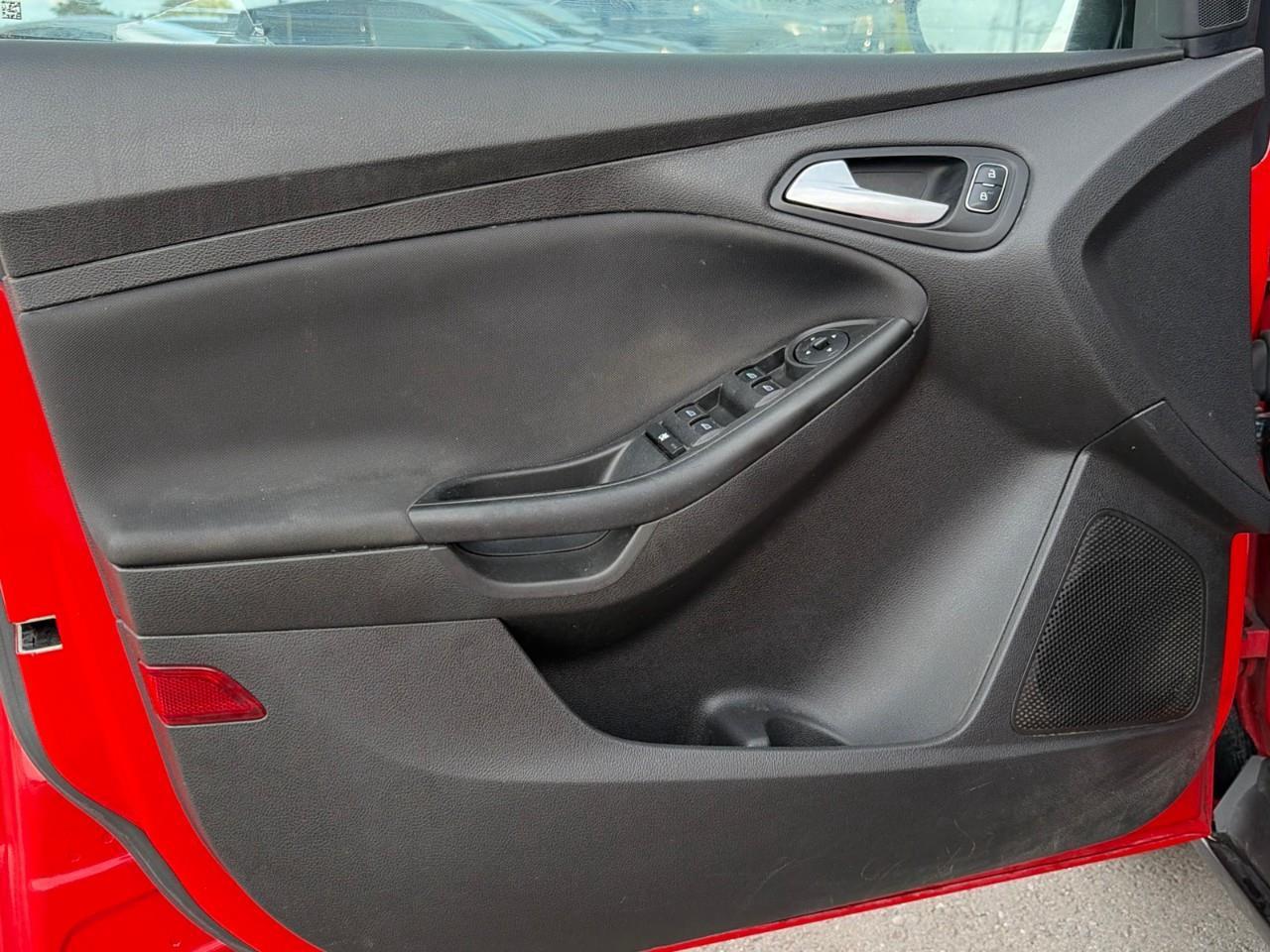 2017 Ford Focus SE 4dr Hatchback Photo