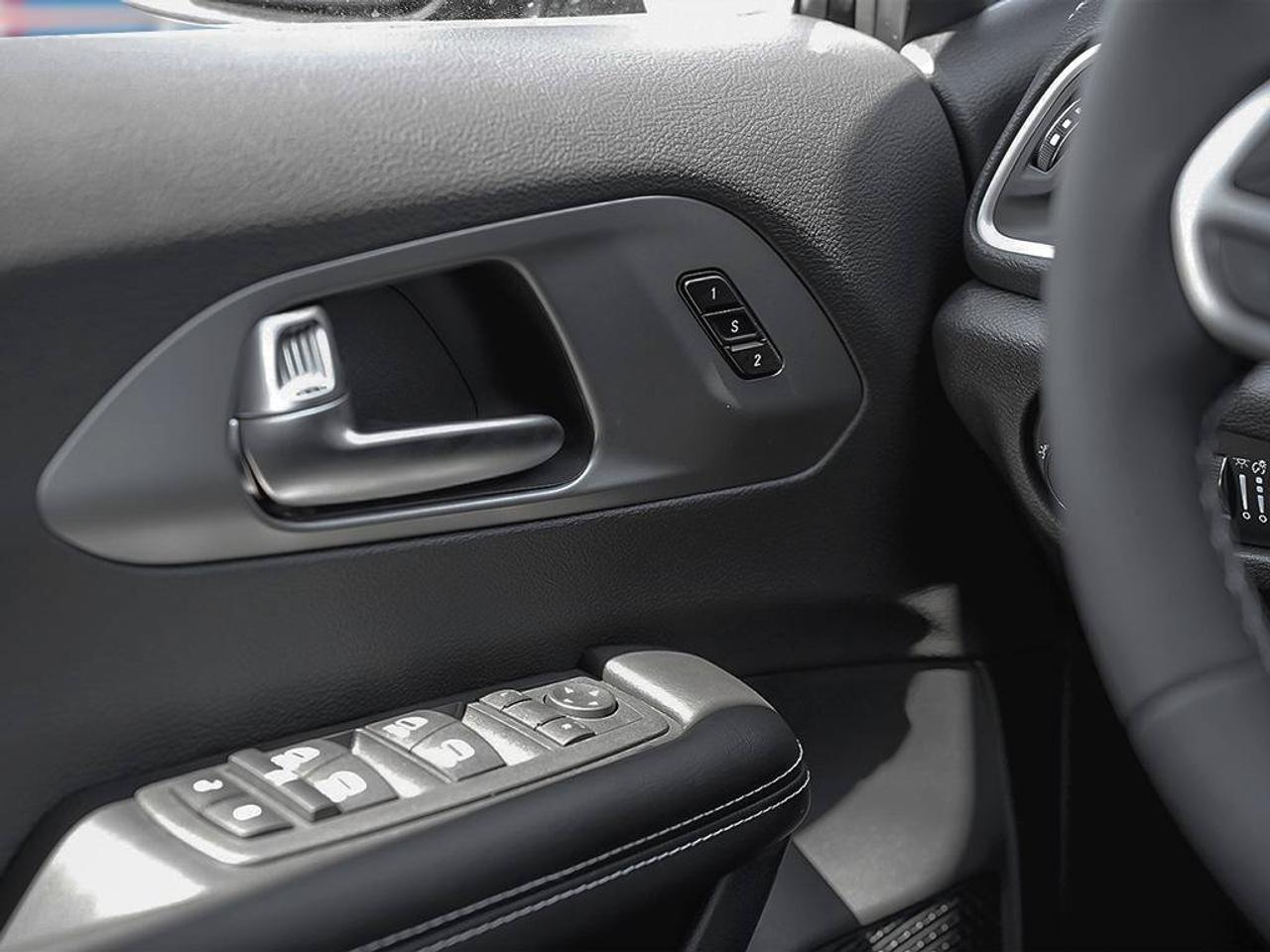 2027 Chrysler Pacifica Select | V6 | Leather Seats |Remote start | Photo