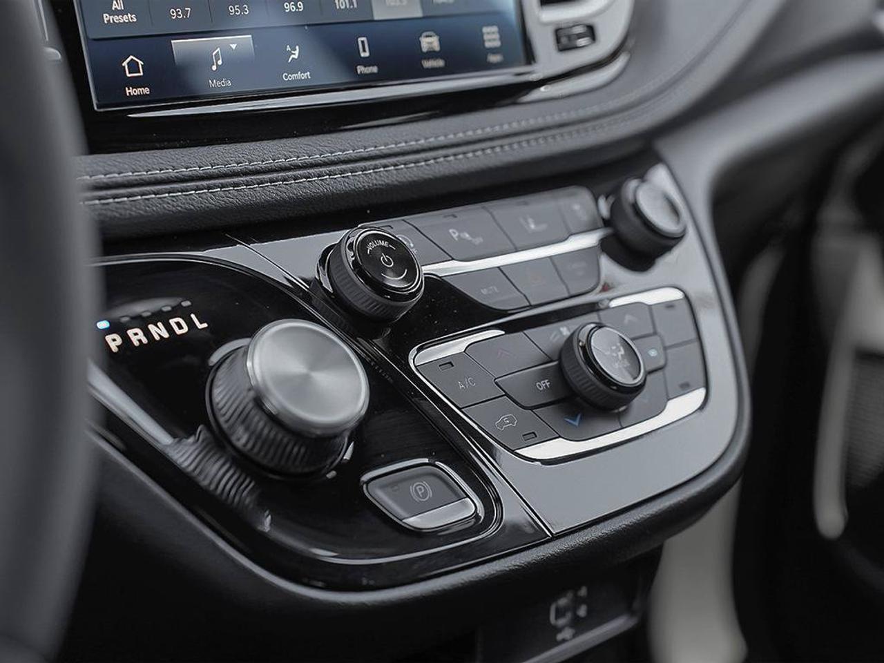 2027 Chrysler Pacifica Select | V6 | Leather Seats |Remote start | Photo