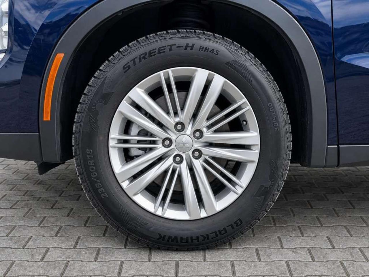 2024 Mitsubishi Outlander SE S-AWC   7-Passenger   Adaptive Cruise   Lane Keep Assist   Blind Spot Assist Photo