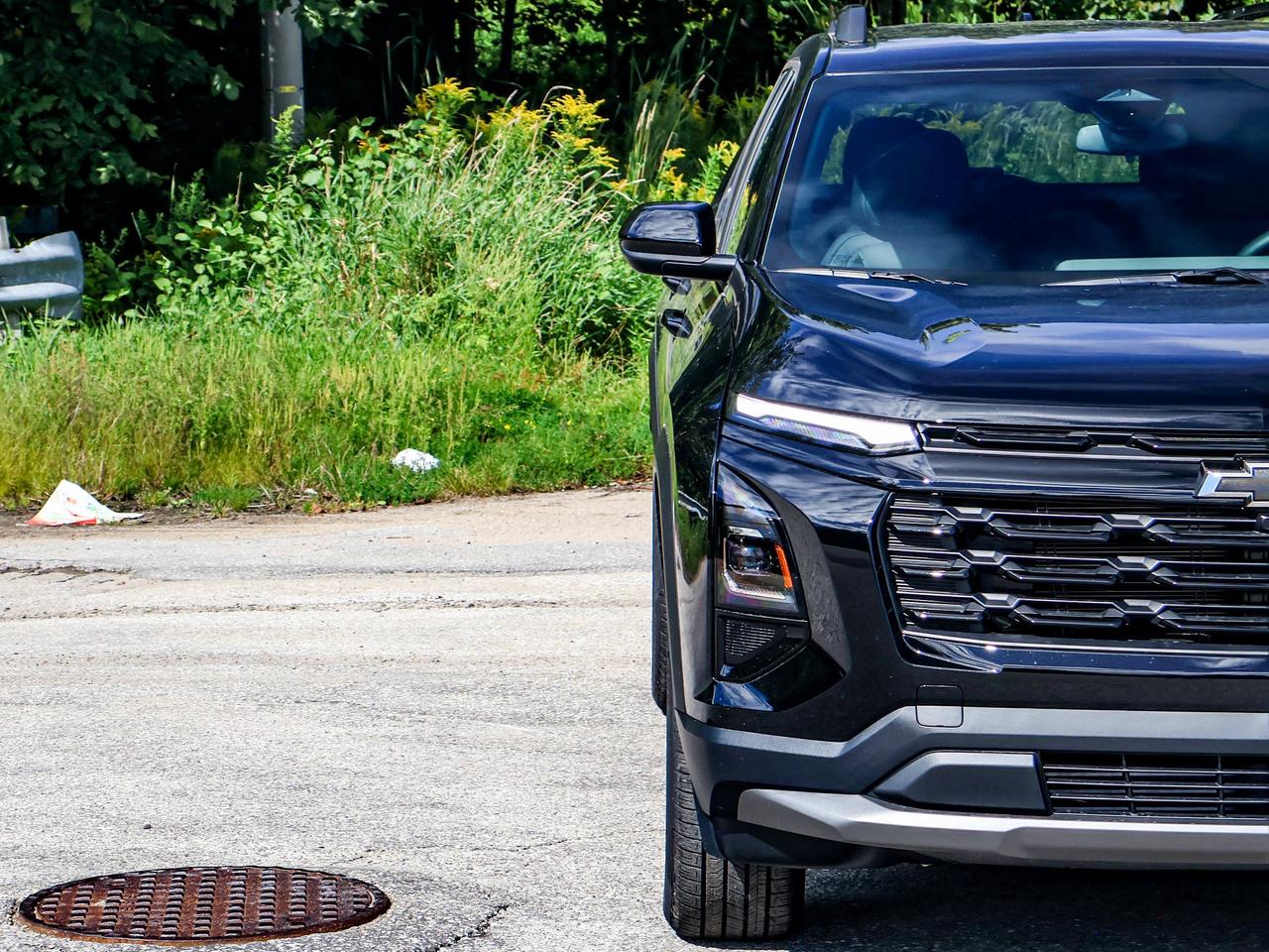 2027 Chevrolet Equinox AWD LT Photo4