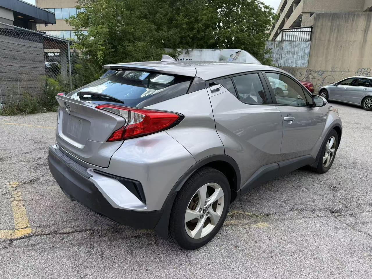 2018 Toyota C-HR Fwd Xle Photo3