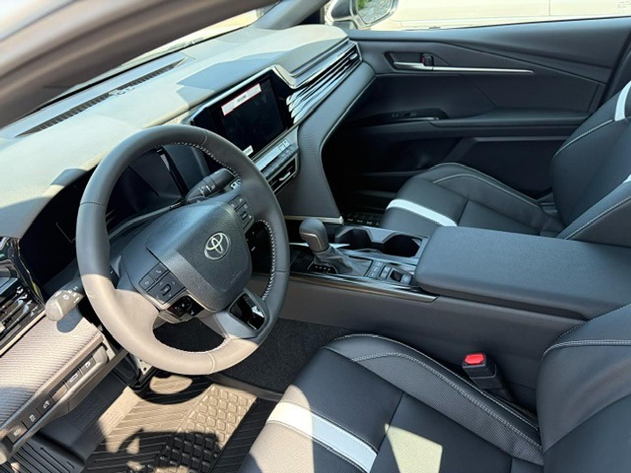 2026 Toyota Camry SE Photo4