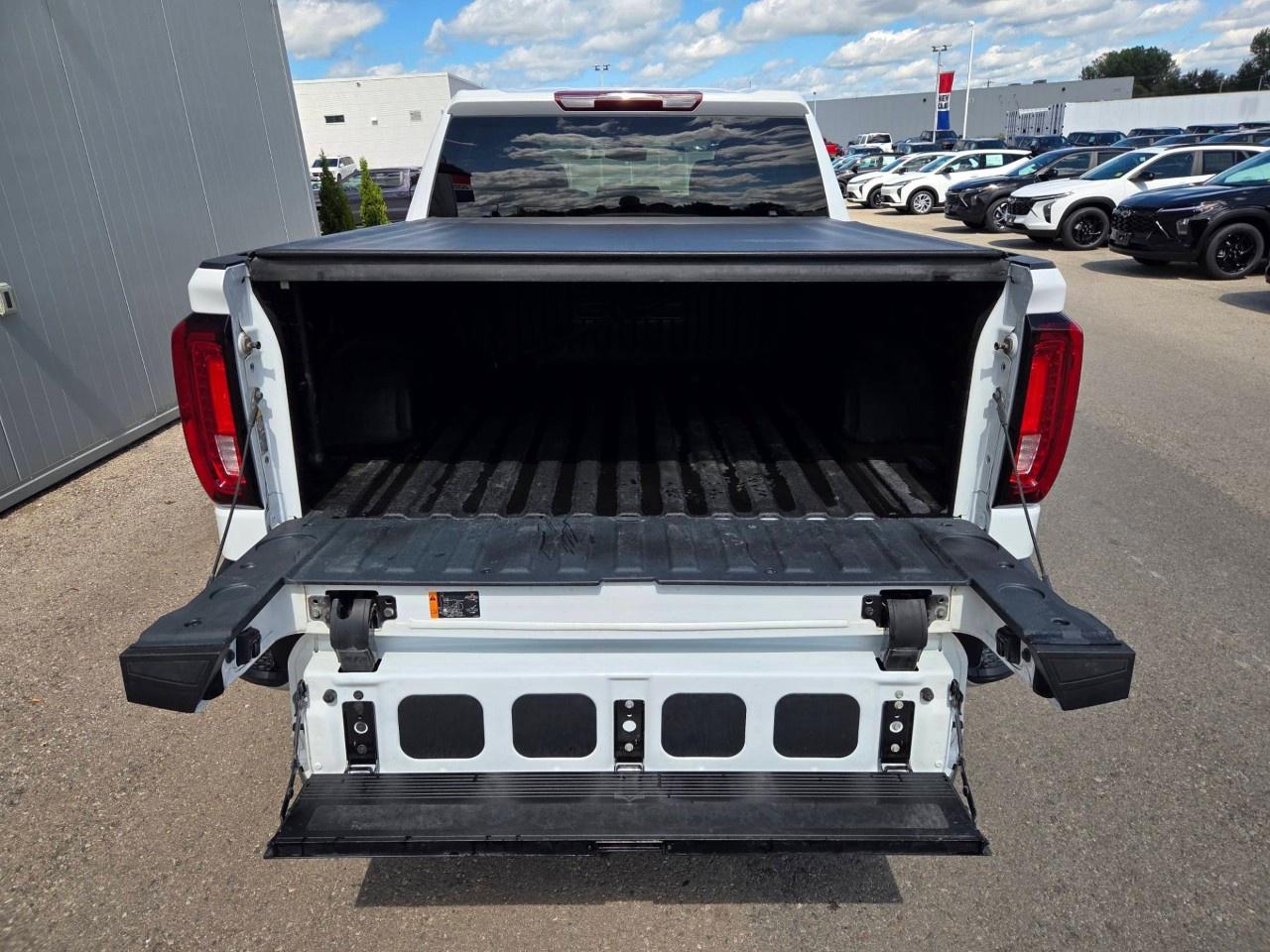 2025 GMC Sierra 1500 Crew Cab Short Box 4-Wheel Drive SLT Photo