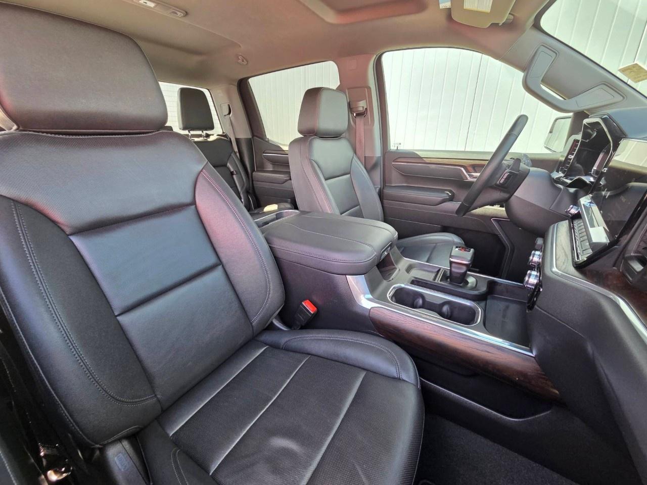 2025 GMC Sierra 1500 Crew Cab Short Box 4-Wheel Drive SLT Photo