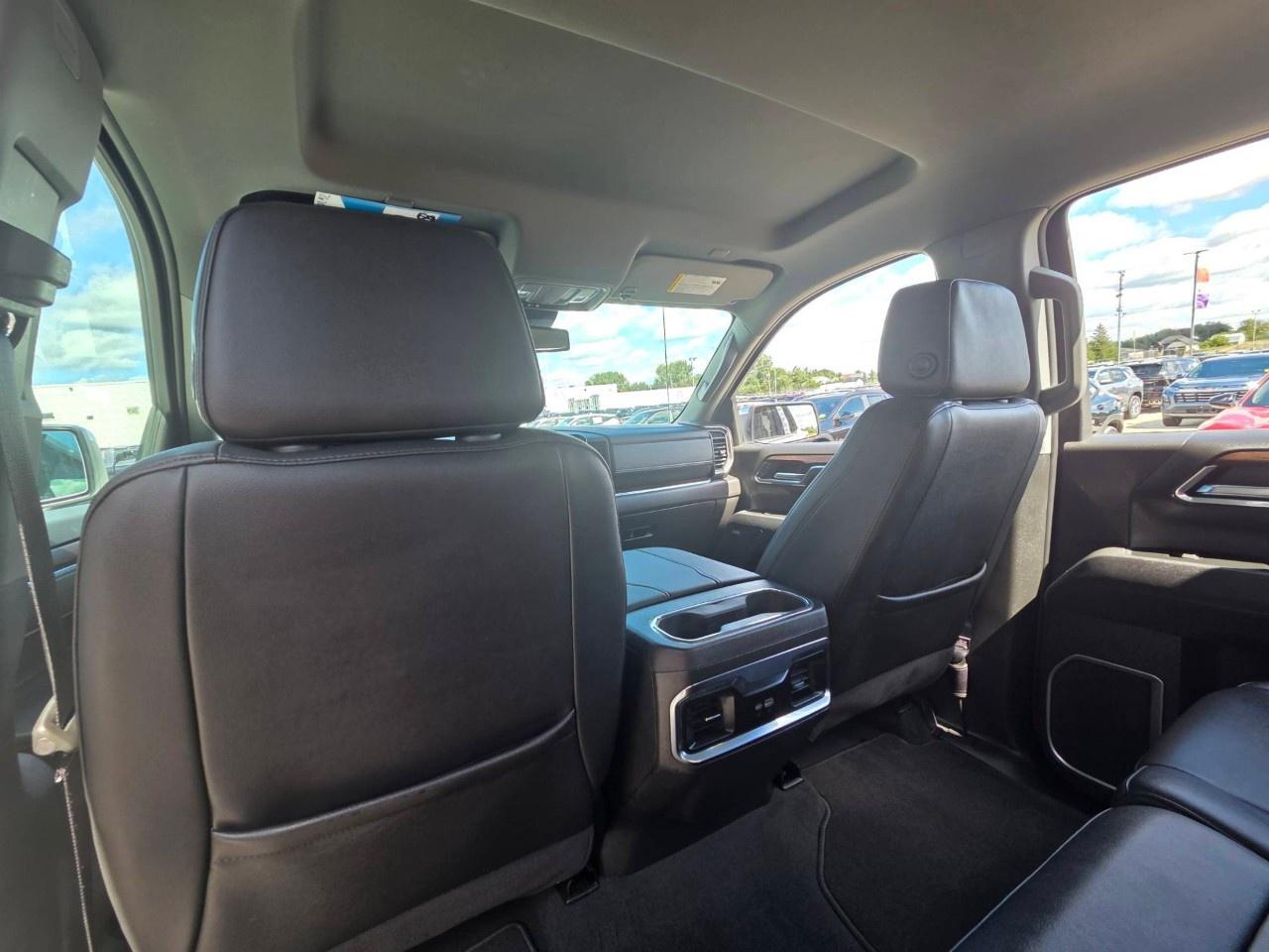 2025 GMC Sierra 1500 Crew Cab Short Box 4-Wheel Drive SLT Photo