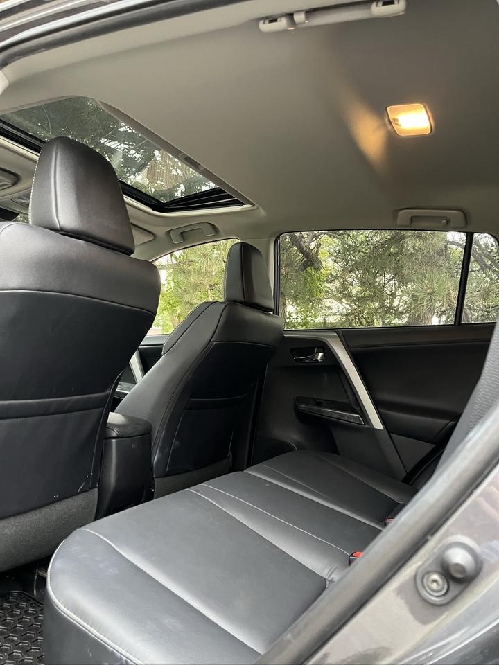 2017 Toyota RAV4  AWD PLATINUM-YES,....ONLY 37,368KMS.!!! 1 SENIOR OWNER Photo