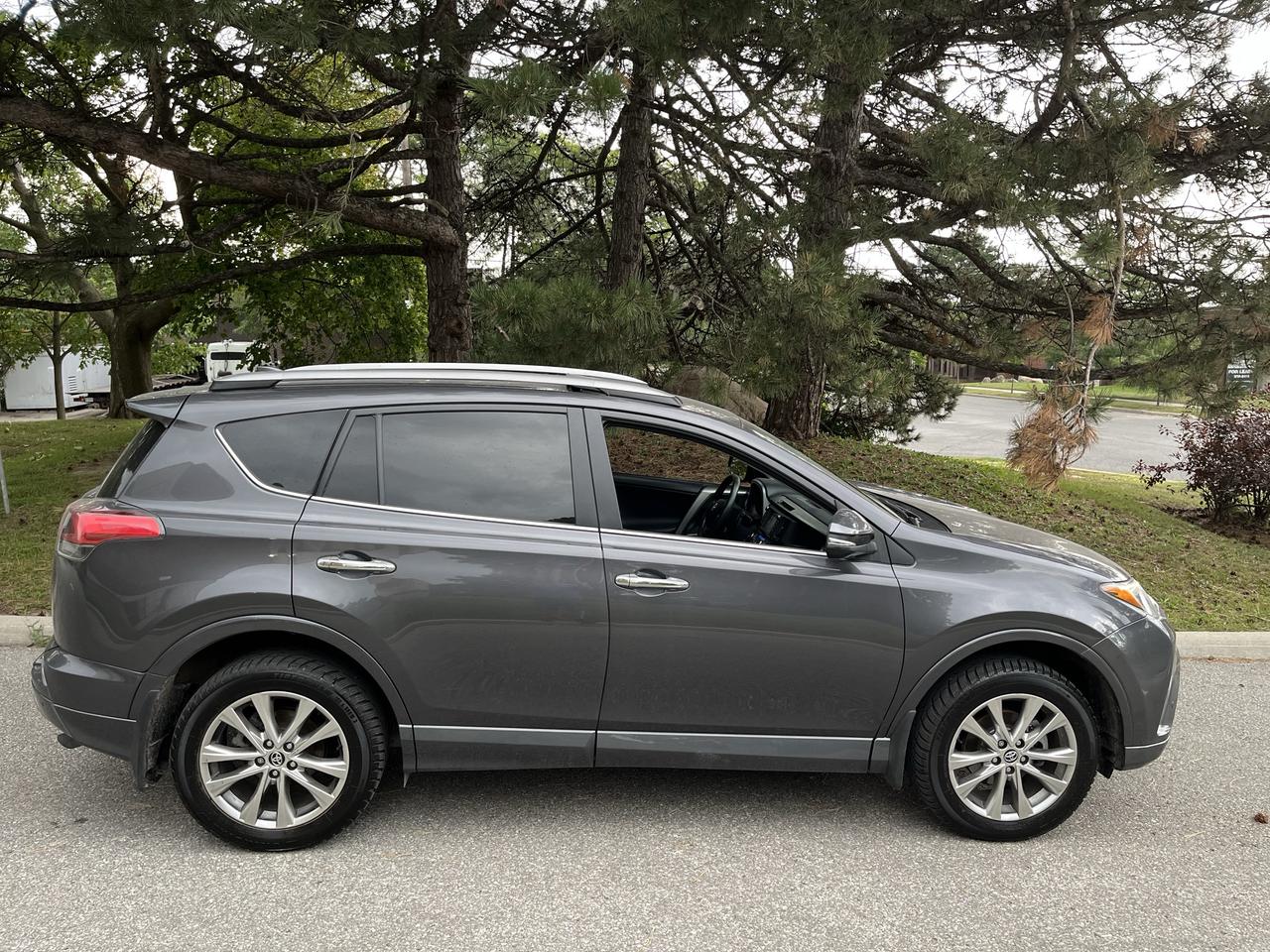 2017 Toyota RAV4  AWD PLATINUM-YES,....ONLY 37,368KMS.!!! 1 SENIOR OWNER Photo1