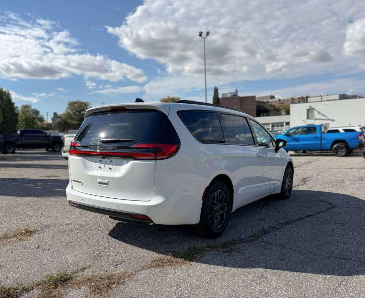 2027 Chrysler Pacifica Select FWD Photo