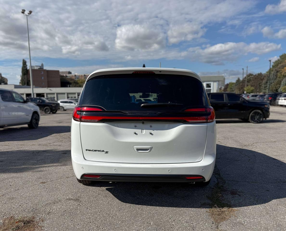 2027 Chrysler Pacifica Select FWD Photo