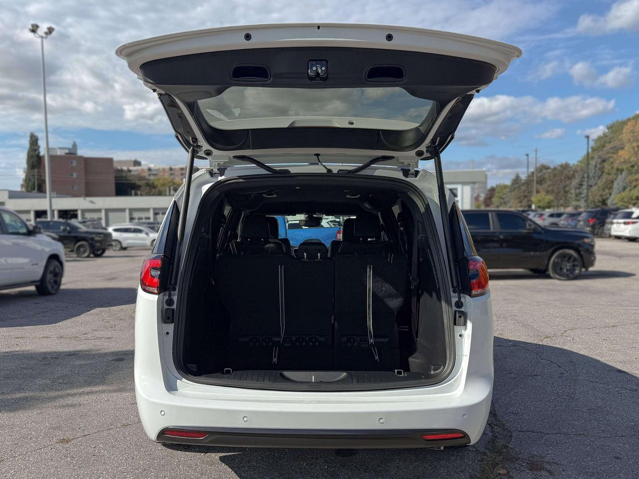 2027 Chrysler Pacifica Select FWD Photo