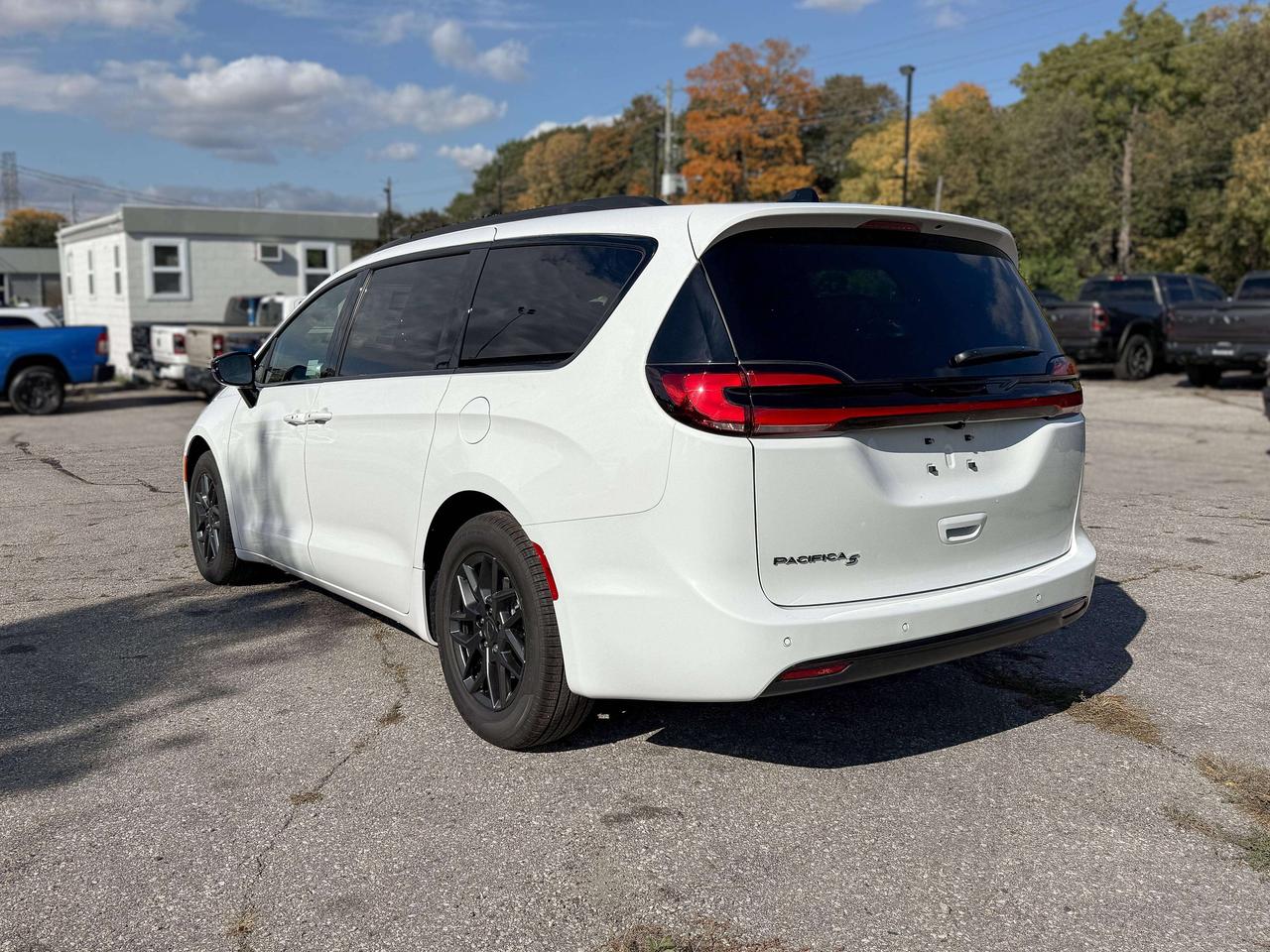 2027 Chrysler Pacifica Select FWD Photo