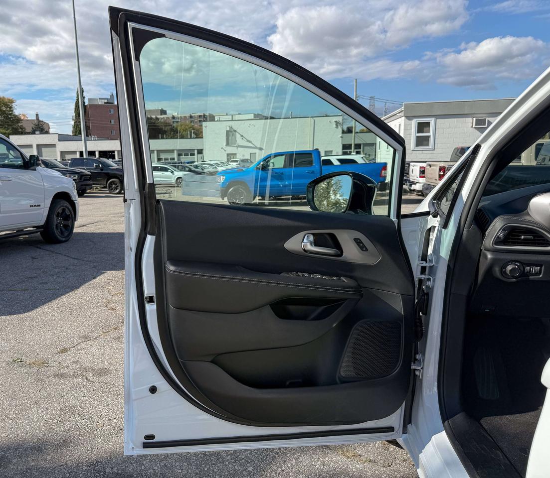 2027 Chrysler Pacifica Select FWD Photo